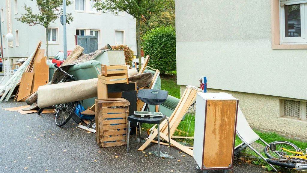 home cleanup and junk removal with furniture and appliances